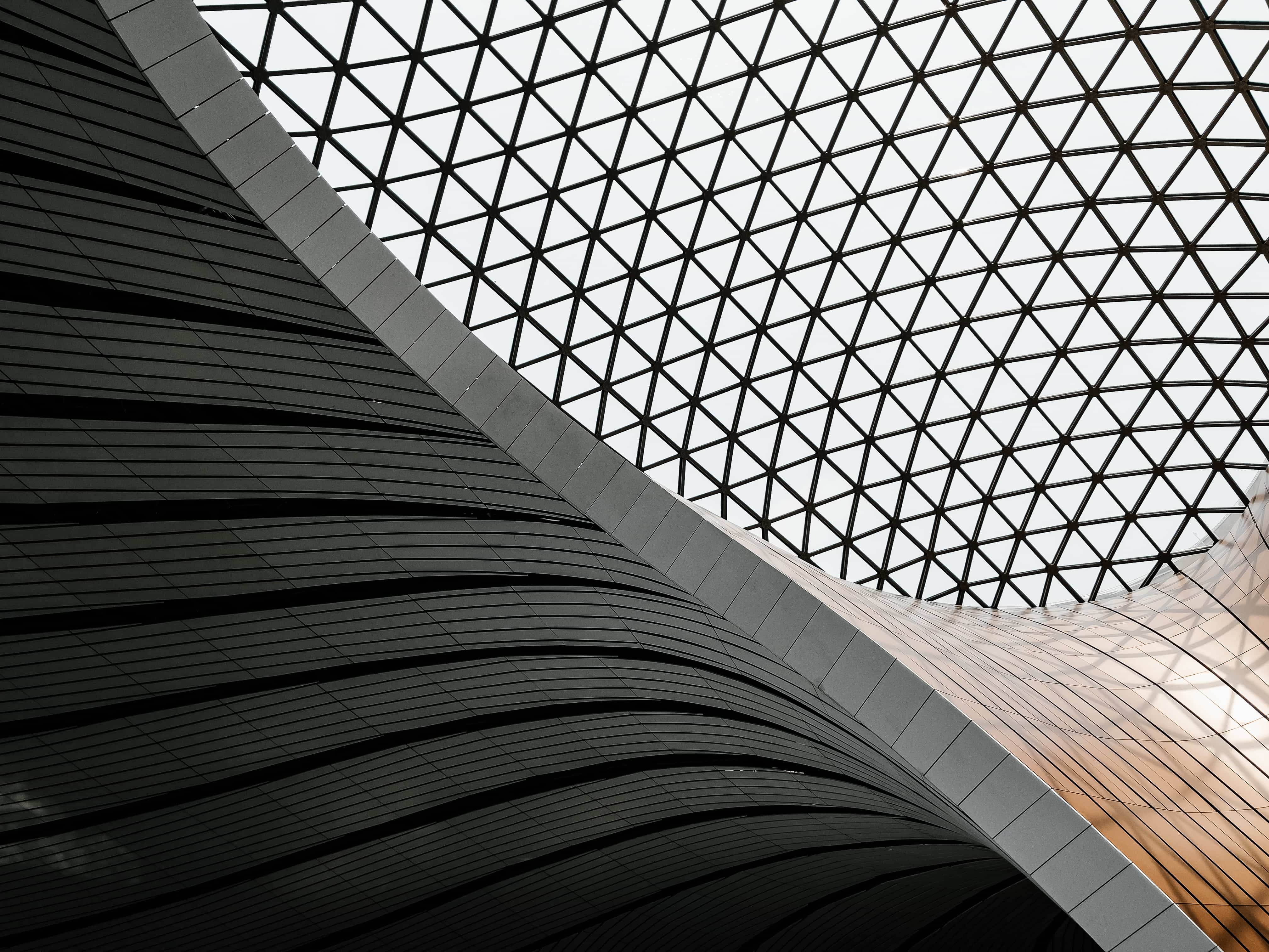 Equipo de arquitectos revisando planos en un estudio de arquitectura moderno en Almería, ambiente profesional y luminoso