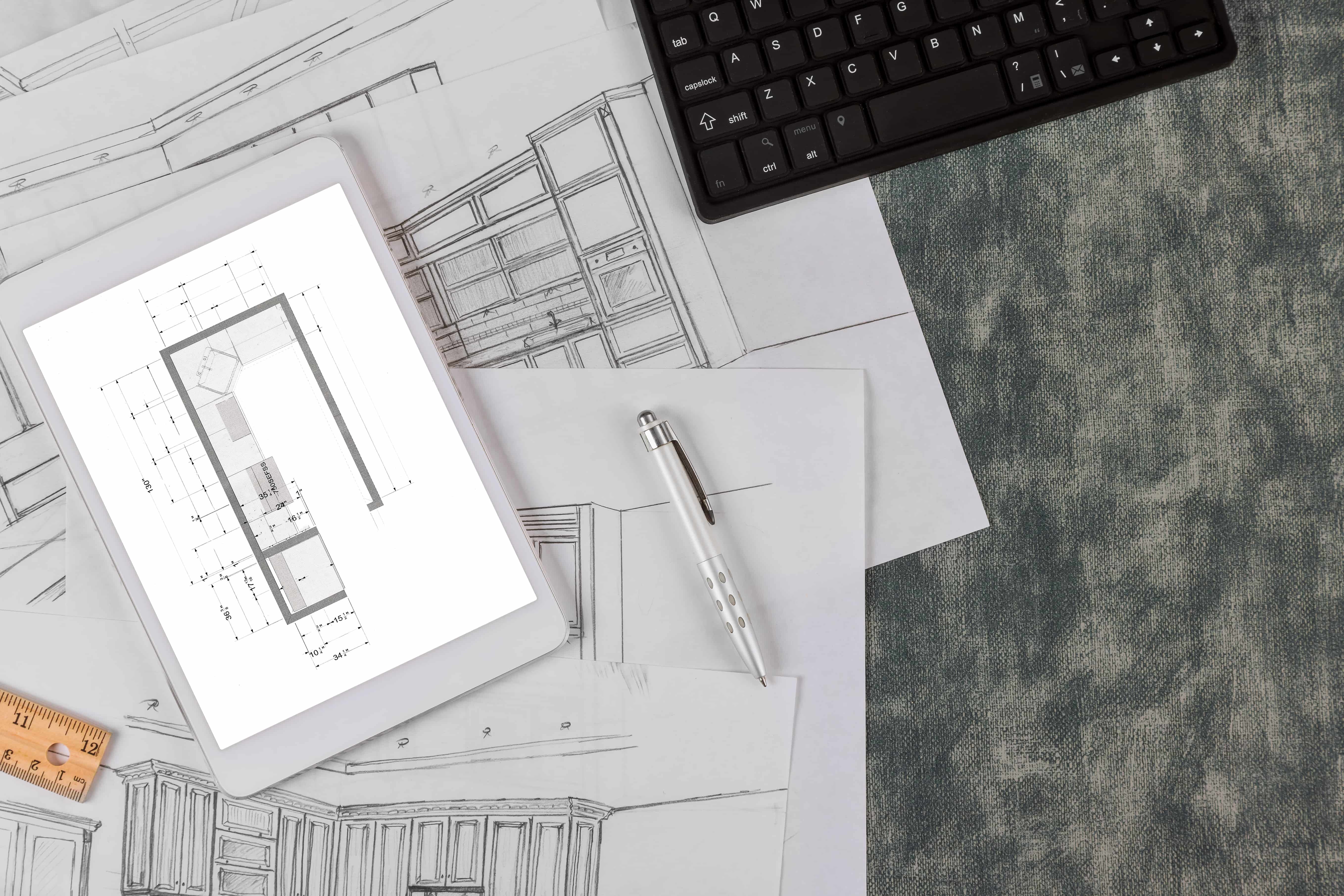 Vista panorámica de Almería con edificios modernos y equipo de arquitectos trabajando en el estudio de arquitectura